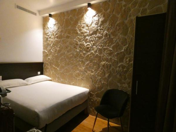 Hôtel Bonne Nouvelle : photo 1 de la chambre petite chambre double