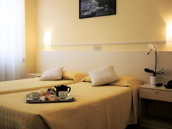 Hotel Santa Lucia : photo 5 de la chambre chambre double ou lits jumeaux avec salle de bains commune