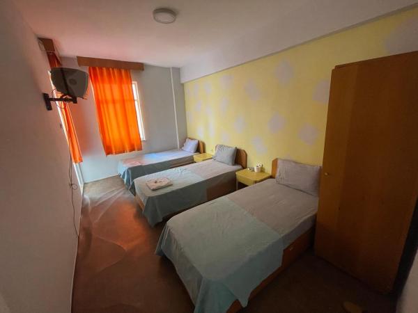 Ersoy Ak Pansiyon : photo 4 de la chambre chambre triple Économique avec salle de bains commune