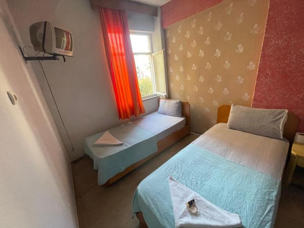 Ersoy Ak Pansiyon : photo 4 de la chambre chambre double ou lits jumeaux avec salle de bains commune