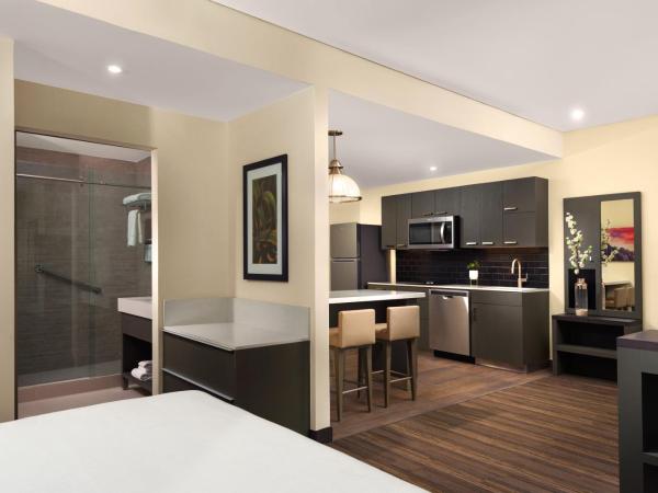 Hyatt House Monterrey Valle San Pedro : photo 6 de la chambre studio with two queen beds, kitchen and sofa bed