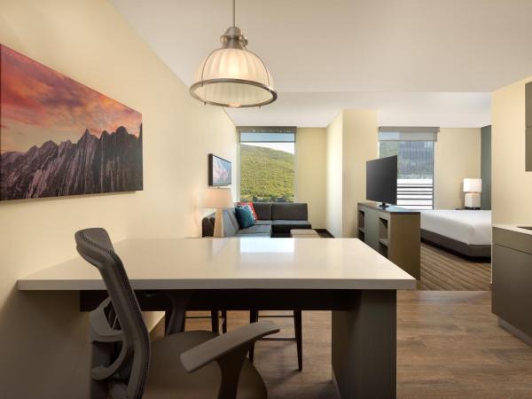 Hyatt House Monterrey Valle San Pedro : photo 7 de la chambre studio with two queen beds, kitchen and sofa bed