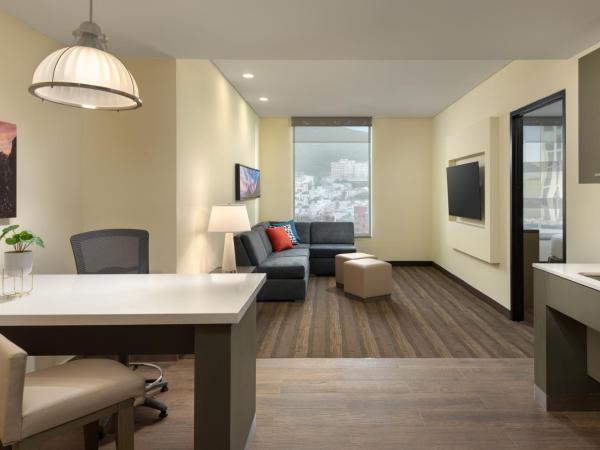 Hyatt House Monterrey Valle San Pedro : photo 2 de la chambre one-bedroom king suite with sofa bed and roll-in shower - disability access