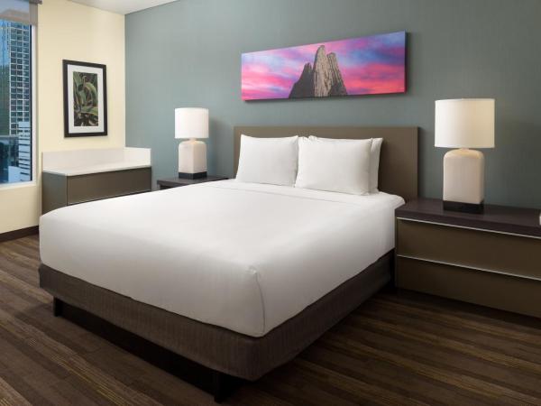 Hyatt House Monterrey Valle San Pedro : photo 1 de la chambre one-bedroom king suite with sofa bed and roll-in shower - disability access