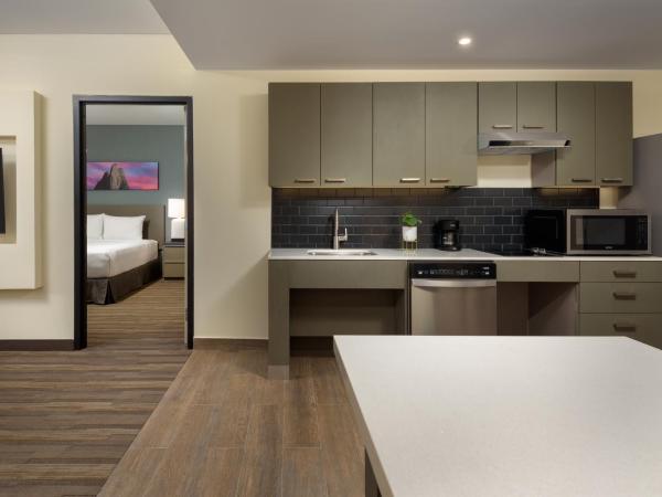 Hyatt House Monterrey Valle San Pedro : photo 3 de la chambre one-bedroom king suite with sofa bed and roll-in shower - disability access