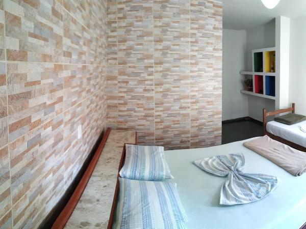 Da Orla Pampulha Hostel : photo 1 de la chambre chambre quadruple avec salle de bains privative