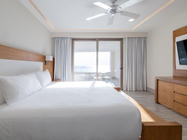 Izla Beach Front Hotel : photo 2 de la chambre hébergement supérieur avec baignoire - côté océan