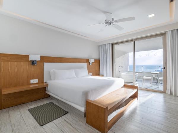 Izla Beach Front Hotel : photo 1 de la chambre hébergement supérieur avec baignoire - côté océan