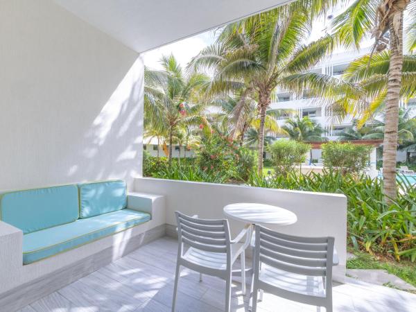 Izla Beach Front Hotel : photo 3 de la chambre chambre double - vue sur jardin