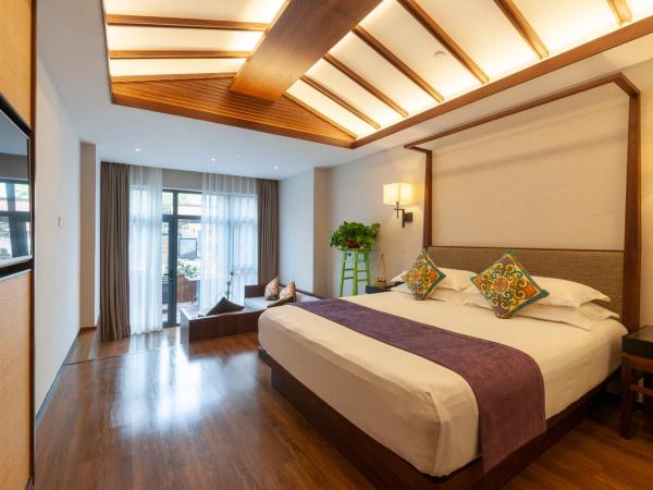 SSAW Boutique Shanghai South Xuhui RiYueGuang : photo 1 de la chambre chambre lit king-size avec balcon