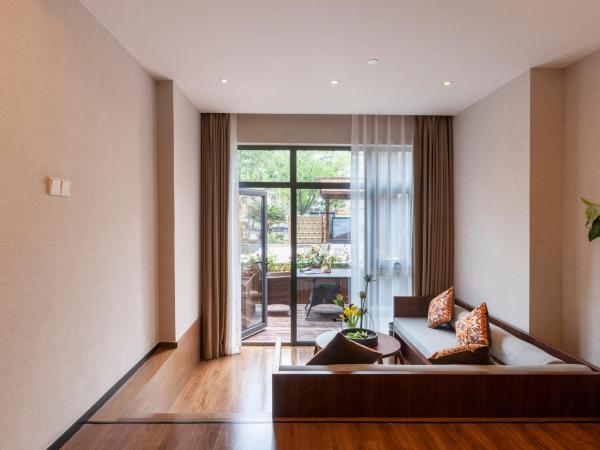 SSAW Boutique Shanghai South Xuhui RiYueGuang : photo 2 de la chambre chambre lit king-size avec balcon