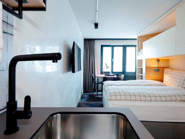 The Lubo - self check-in : photo 2 de la chambre chambre triple et kitchenette