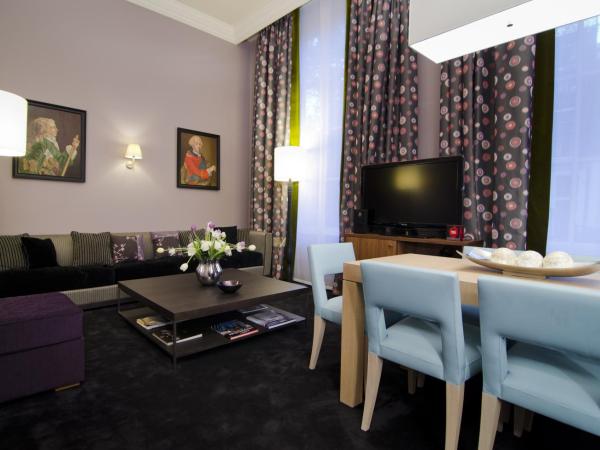 Canal House Suites at Sofitel Legend The Grand Amsterdam : photo 9 de la chambre maison en bord de canal avec lit king-size et kitchenette