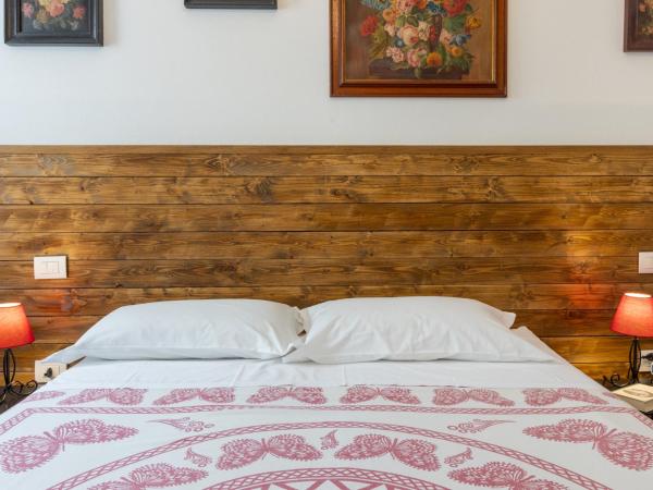 Bed & Breakfast Il Carignano : photo 8 de la chambre chambre double avec salle de bains privative