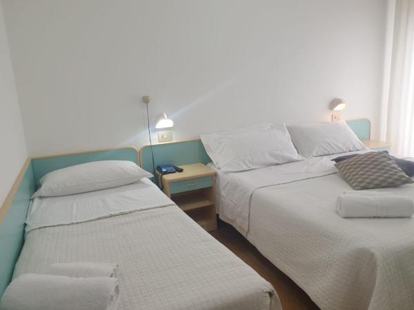 Hotel Bianca Vela : photo 1 de la chambre chambre triple