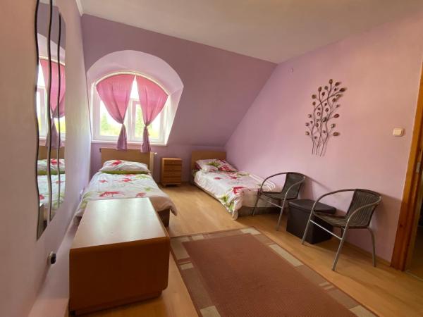 Hermina apartmanház : photo 2 de la chambre chambre lits jumeaux standard avec salle de bains commune