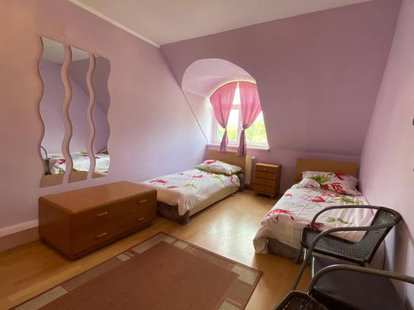 Hermina apartmanház : photo 1 de la chambre chambre lits jumeaux standard avec salle de bains commune