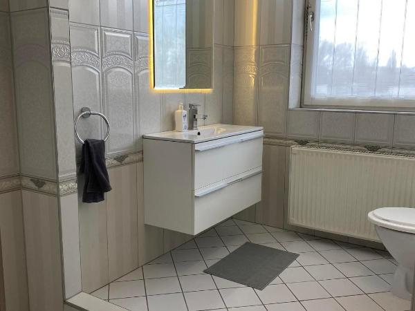 Hermina apartmanház : photo 10 de la chambre chambre triple confort avec douche