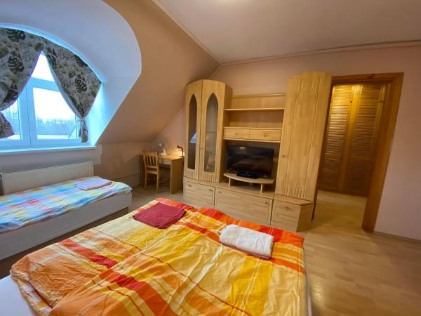 Hermina apartmanház : photo 3 de la chambre chambre familiale avec salle de bains privative