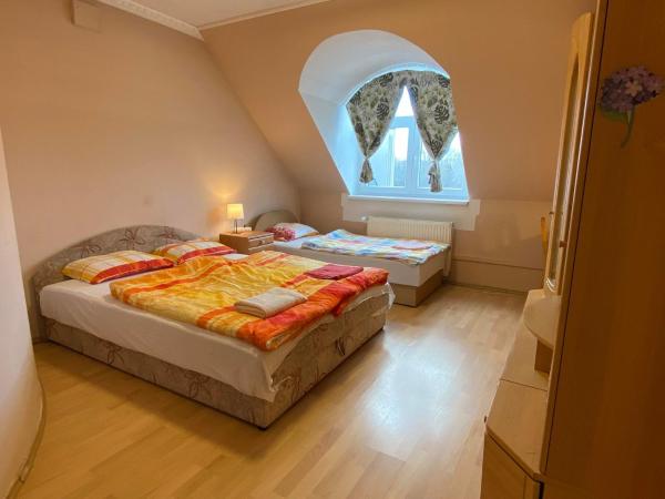 Hermina apartmanház : photo 1 de la chambre chambre familiale avec salle de bains privative
