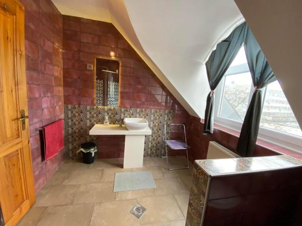 Hermina apartmanház : photo 8 de la chambre chambre familiale avec salle de bains privative
