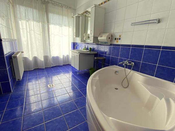 Hermina apartmanház : photo 9 de la chambre chambre familiale avec salle de bains