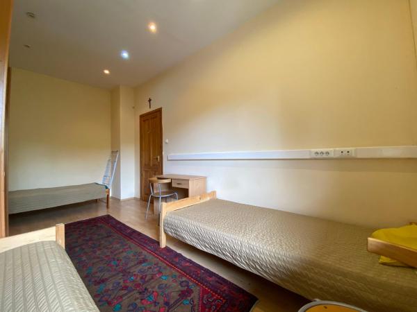 Hermina apartmanház : photo 4 de la chambre chambre triple avec salle de bains commune