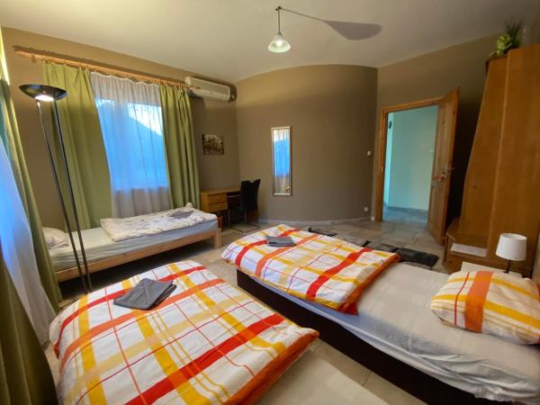 Hermina apartmanház : photo 2 de la chambre chambre triple avec salle de bains commune