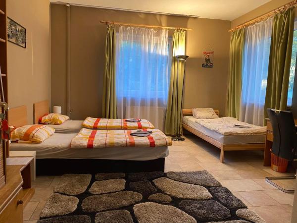 Hermina apartmanház : photo 1 de la chambre chambre triple avec salle de bains commune