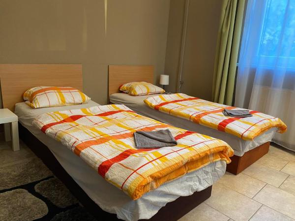 Hermina apartmanház : photo 3 de la chambre chambre triple avec salle de bains commune