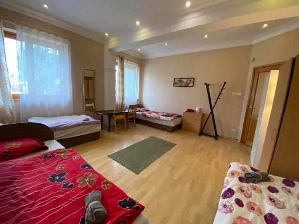 Hermina apartmanház : photo 3 de la chambre chambre quadruple avec salle de bains commune