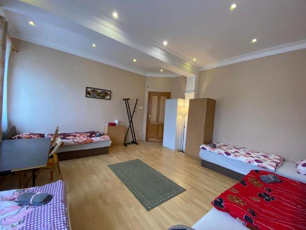 Hermina apartmanház : photo 2 de la chambre chambre quadruple avec salle de bains commune