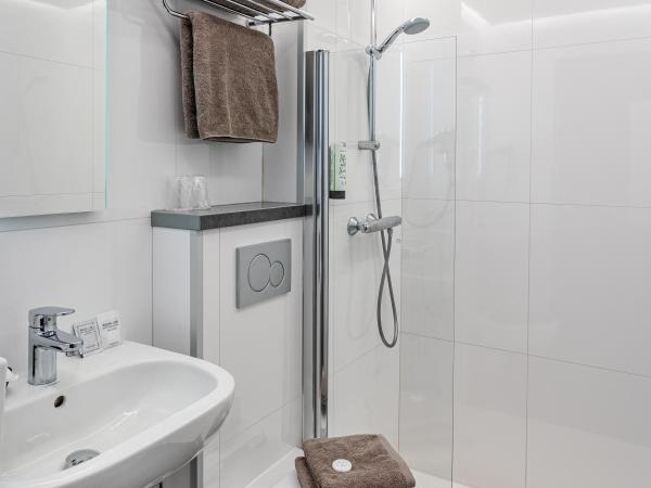 Hotel Olympia in Bruges : photo 2 de la chambre chambre double avec douche