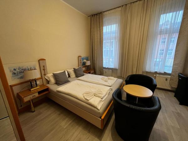 Pension Oase : photo 1 de la chambre chambre triple avec salle de bains commune