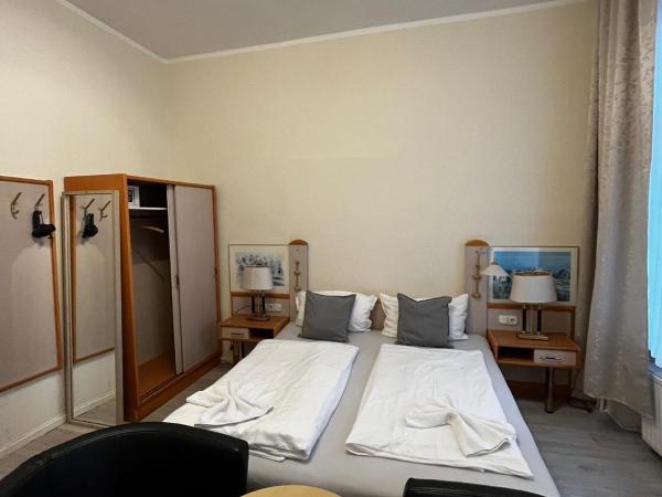 Pension Oase : photo 2 de la chambre chambre triple avec salle de bains commune