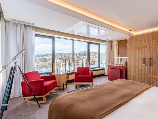 Five Seas Hotel Cannes, a Member of Design Hotels : photo 8 de la chambre top of five - suite secrète