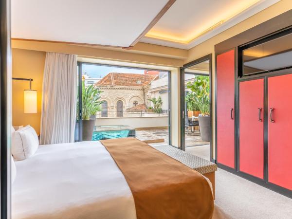 Five Seas Hotel Cannes, a Member of Design Hotels : photo 1 de la chambre suite avec terrasse privative et bain à remous
