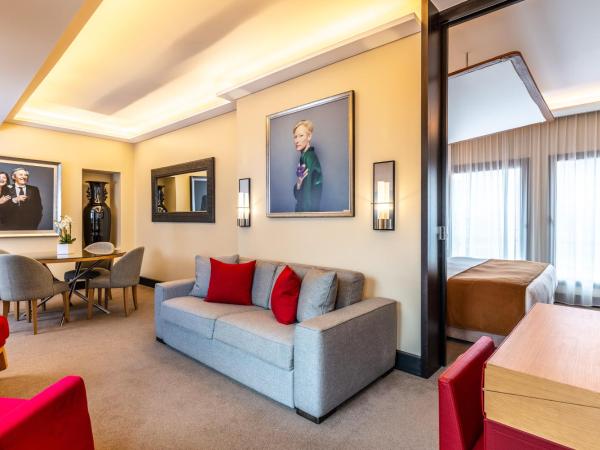 Five Seas Hotel Cannes, a Member of Design Hotels : photo 4 de la chambre suite avec terrasse privative et bain à remous