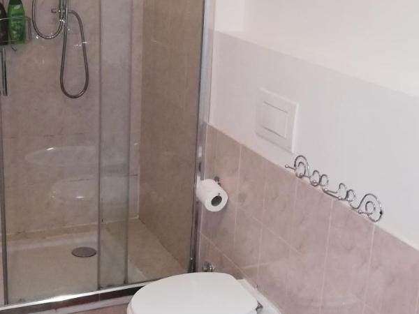 Residenza Rubbiani - Fermata Fiera e Rizzoli : photo 10 de la chambre chambre double avec salle de bains privative