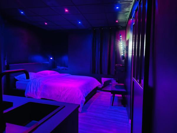 Love Room Suite Dirty Diana : photo 3 de la chambre chambre lit queen-size avec baignoire spa