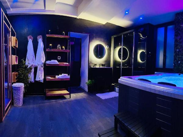 Love Room Suite Dirty Diana : photo 2 de la chambre chambre lit queen-size avec baignoire spa
