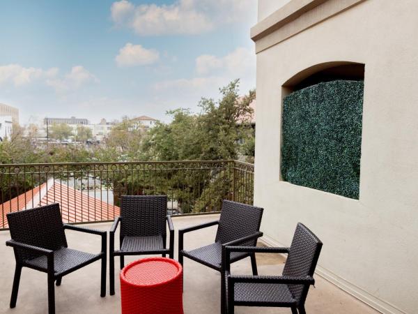 Hotel Indigo San Antonio Riverwalk, an IHG Hotel : photo 4 de la chambre chambre avec 2 lits queen-size - vue sur piscine