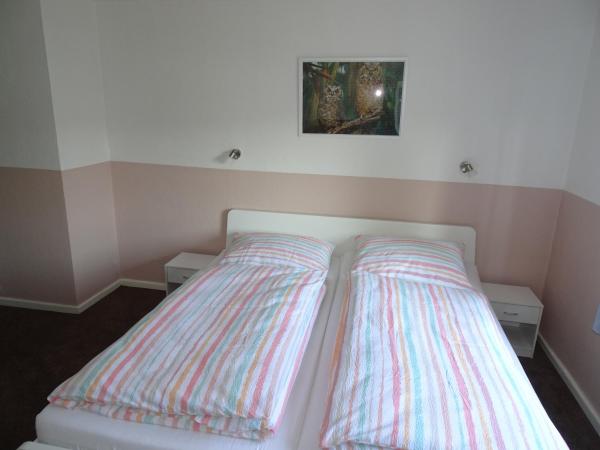 Gästehaus Grupello : photo 3 de la chambre chambre lit queen-size avec salle de bains commune