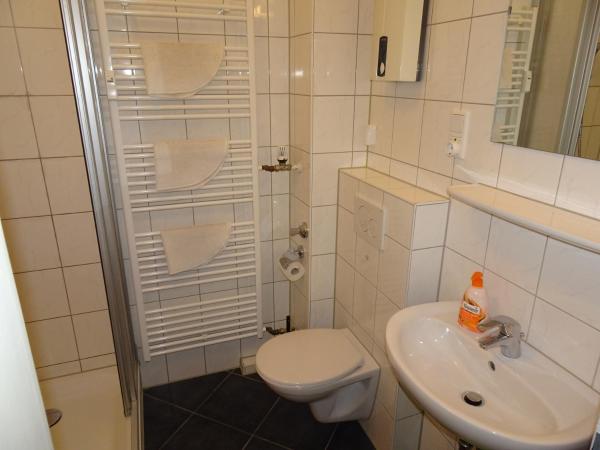 Gästehaus Grupello : photo 4 de la chambre chambre lit queen-size avec salle de bains commune