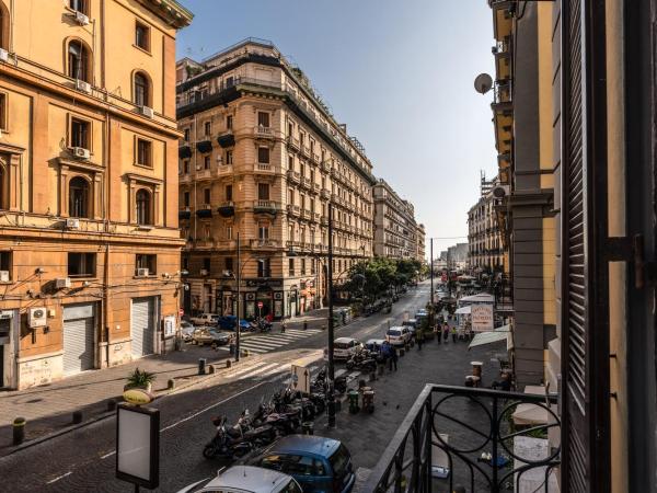 Le Mummarelle Napoli : photo 5 de la chambre king room with balcony – via santa lucia 76