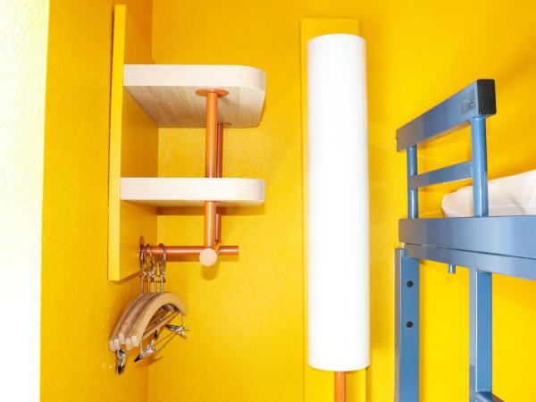 ibis Budget Colmar Centre Gare : photo 1 de la chambre chambre triple avec 1 lit double et 1 lit superposé