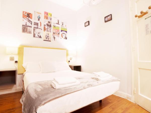 Wow Hostel Barcelona : photo 4 de la chambre petite chambre double avec salle de bains commune