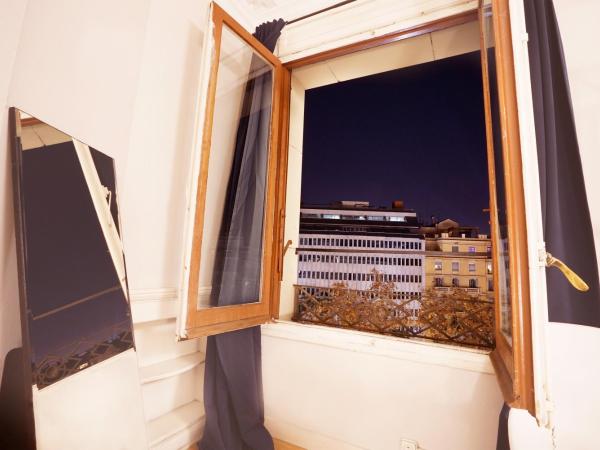 Wow Hostel Barcelona : photo 2 de la chambre chambre triple avec salle de bains commune