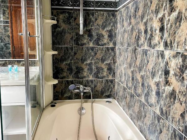 Jantesta Guest House : photo 10 de la chambre suite avec baignoire spa