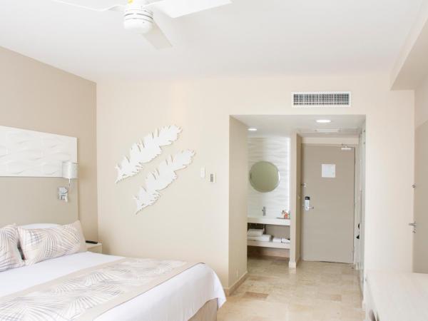 Krystal Grand Puerto Vallarta - All Inclusive : photo 4 de la chambre chambre lit king-size deluxe - vue partielle sur océan